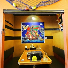 【2名様～ご案内可能◎】間接照明の優しい光やプライベートな空間の半個室もございますので、落ち着いてお食事をお楽しみいただけます♪仕事帰りや学校帰りにもOK！