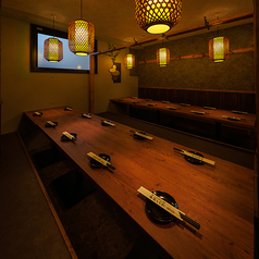 会社の宴会に最適な20名様向き個室！障子風の扉で仕切られたプライベート空間は、会社宴会・歓送迎会・打ち上げにもピッタリ！田町の居酒屋で団体個室をお探しの方にオススメの宴会個室です！