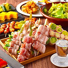 【お酒が進む定番の味】香ばしい炭火焼き鳥やジューシーな唐揚げなどお馴染みのおつまみも豊富にご用意◎の写真