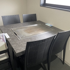 【テーブル4席】ゆったりできる4人がけテーブル席をご用意しております。