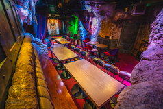 団体様のご利用も大歓迎です！後方のお椅子は高さ調整が出来ます。