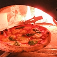 石窯で一気に焼き上げるピザはパリッとした仕上がりになっており耳部分のプックリ感もたまりません。ぜひシェアして様々な味を！