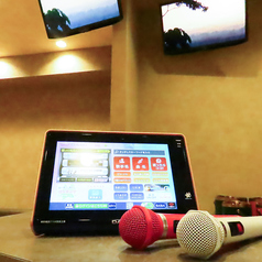 店内にはカラオケも完備しております。「歌いたい！」という気分の時はもちろん、BGM代わりに楽しむのもOK。お酒と音楽が、その場の雰囲気をより一層盛り上げます。