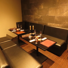 4名様からご利用いただけるソファ席は、女子会やグループ飲みに一番人気のエリアです。