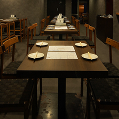 4名掛けのテーブル席。