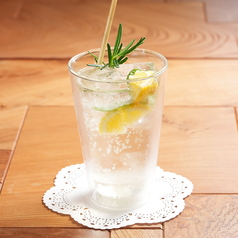 エルダーフラワーコーディアルソーダ（フルーツ・ミント・ローズマリー入り）