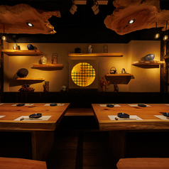 《中人数様向けテーブル席》【8名様から12名様】広々としたテーブル席でお食事をお楽しみください。