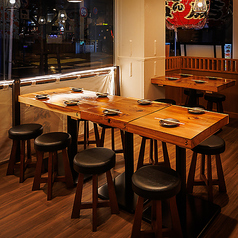 【6～8名様用個室席】6～8名様用個室席は、中規模な宴会やご友人同士の集まりにおすすめ。落ち着いた雰囲気とプライベート感を兼ね備えた空間で、和やかなひとときを過ごせます。扉付きの個室なので周囲を気にせず会話も弾み、親しい方とのお祝いにも最適。お料理とお酒を囲んでゆったりとお楽しみください。