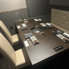 【完全個室　6名様席×2部屋】居心地の良い上質なプライベート空間でリラックスしながら食事や会話をご満喫。お煙草はこちらの6人部屋のみ喫煙可能となっておりますので、ご留意ください。