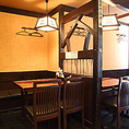 茶色で統一された店内は、テーブル席が多数ございます。