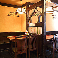 茶色で統一された店内は、テーブル席が多数ございます。