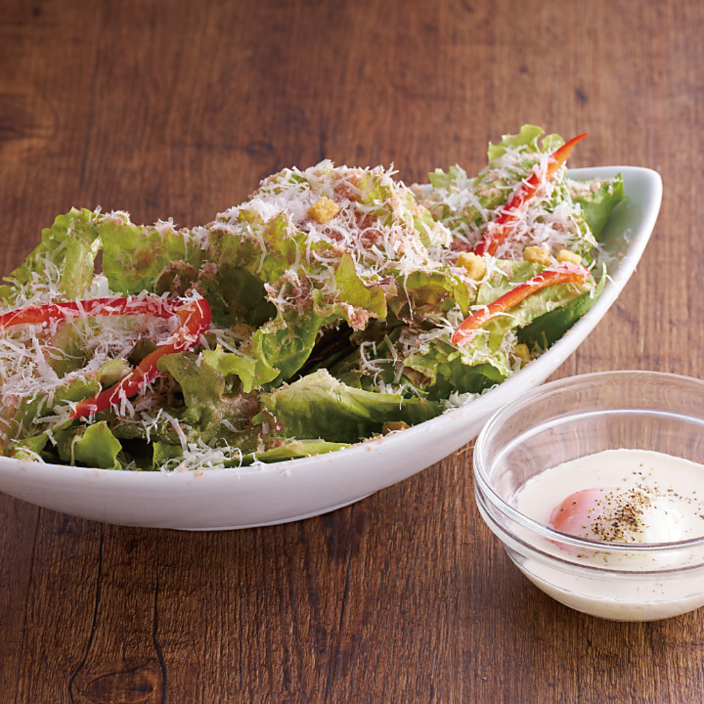 温泉卵のシーザーサラダは羊肉のハムと羊のチーズを使用