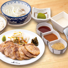 豚まるたんと麦とろ定食 8枚