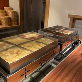 カウンターに備え付けられている、赤味噌煮込みと白味噌煮込みは錦麸屋町名物です！