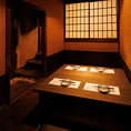 足をゆったり伸ばせる掘りごたつ個室！周囲を気にせず宴会が楽しめます！障子越しのやわらかな光が雰囲気を演出し、まるで隠れ家のような落ち着き！心安らぐひとときをぜひ当店でお過ごしください！