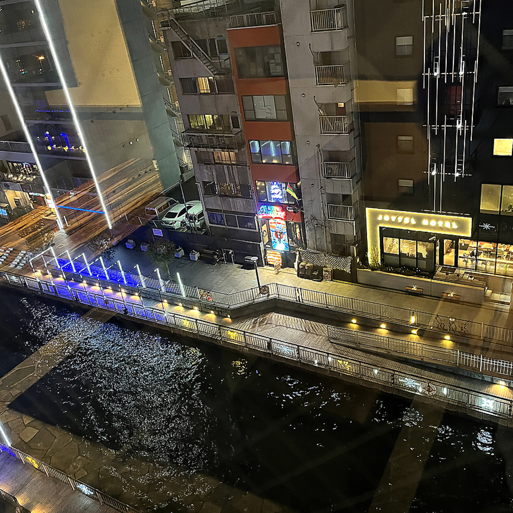 夜の川に映るネオンの輝き