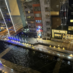 夜の川に映るネオンの輝き