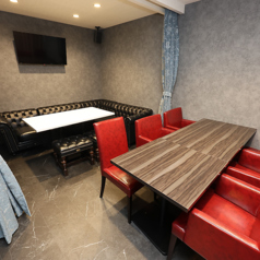 個室は最大14名まで収容可能の広々としたお部屋となっております。(仕切りもあるので6名様までの貸し切り利用も可能です) ゆったりとくつろぎながら、料理とお酒をお楽しみください。