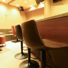 バーデビューの方や、お仕事帰りの一杯も大歓迎です。気さくなスタッフがお出迎えするので、退屈することはありません。誰にも邪魔されず静かに飲むも良し、会話を楽しむも良し。自分だけの居心地の良い居場所を見つけてみませんか？