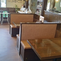≪テーブル席≫4名掛け×8卓※座席はソファー仕様