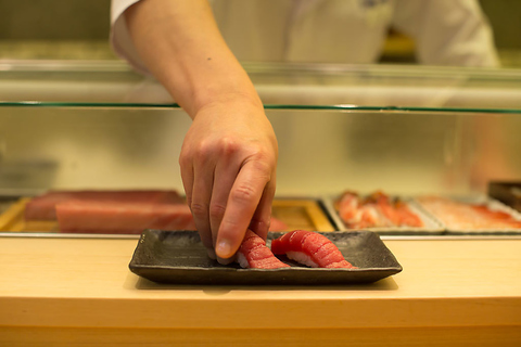創業１３０余年、市場直送厳選素材と包丁技術で本物の江戸前寿司をお楽しみください。