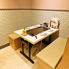 【集合・解散にも便利な好立地】仕切りのあるBOX席を完備！天神駅すぐの好アクセス立地はお仕事帰りの飲み会にも便利です。お得な飲み放題付きコースやクーポンも多数ご用意しておりますので、お客様にぴったりのものをお選びくださいませ！※画像は系列店です。