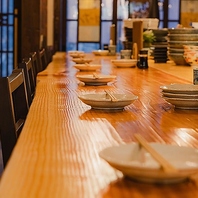 洗練された一枚板カウンターが織りなす極上の体験を