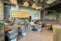 木の温もりと灯りに包まれた特別な時間