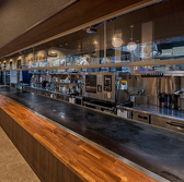 お好み焼・焼そばは、特注のメイン鉄板で焼き上げ、お客様のお席へお持ち致します。一部のメニューを除き、客席鉄板でお客様で焼いて頂くことも出来ます、スタッフにお声かけ下さい。