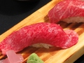 料理メニュー写真 黒毛和牛赤身炙り握り[2貫]