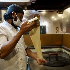 お店ですべて仕込んでいる本格カレーと自家製ナン