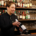 マスターはバーテンダーで活躍しており、ソムリエの経験もあります。こだわりのお酒をご提供します！