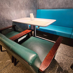 女子会やひとりカフェにおすすめ！落ち着いた空間で究極のグリークヨーグルトを楽しめます。コンセントのご利用いただけます。