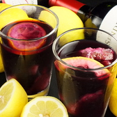 ごろっとフルーツの自家製サングリア６５０円◎【関内/桜木町/馬車道/焼肉/韓国料理/サムギョプサル/チーズタッカルビ/鍋/ワイン/飲み放題/３時間/貸切/座敷/女子会/デート/記念日/誕生日/接待/宴会】