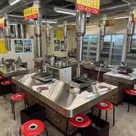 食器もポスターも、本物しか使ってません