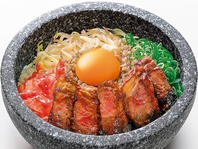 国産牛ステーキビビンバ◆卵黄と共に熱々でご提供します
