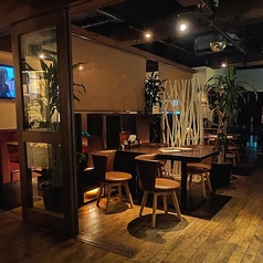 【くつろげる店内】少人数でのご利用にぴったりなテーブル席とソファ席をご用意しております 。気兼ねなくお食事を楽しめる、居心地の良い空間です◎