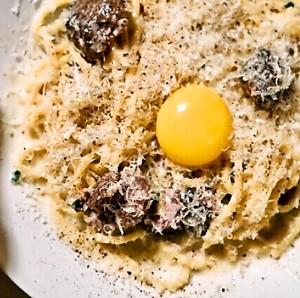 当店のカルボナーラパスタは、浜厚真の平飼い卵を贅沢に使用した逸品です。ぜひ一度お試しください。