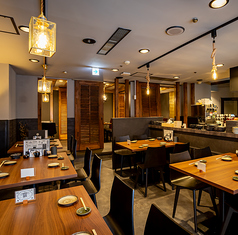 2名掛けテーブルもご用意。お2人で素敵な時間をお過ごしください