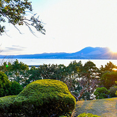 庭からは別府湾と高崎山が見え、これらを借景とした庭づくりがされております。日出町の海を見下ろす暘谷城三の丸跡地に、金山王と呼ばれた成清博愛(1864から1916年)が建てた別荘が「的山荘」です。建物は大正初期和風建築の粋を凝らし、庭園は借景として別府湾を泉水、高崎山を築山に見立てたもの。※庭園は無料で散策可