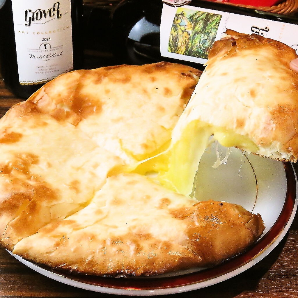 香ばしい香りととろけるチーズが絶妙なチーズナンをアツアツの焼き立てで楽しめる本格インド料理店♪