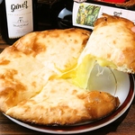 香ばしい香りととろけるチーズが絶妙なチーズナンをアツアツの焼き立てで楽しめる本格インド料理店♪