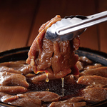 ほんのり甘い味付けの秘伝のタレにつけ込まれた自慢のジンギスカン