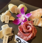 当店は県産黒毛和牛のホルモンをご提供。輸入牛では味わえない美味しさをぜひお召し上がりください！