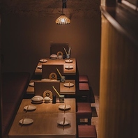 洞窟をイメージした非日常的な個室で心安らぐひととき