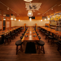 【最大60名様用貸し切り席】最大60名様用貸し切り席は、会社の大規模宴会や結婚式二次会、同窓会などに最適な広々空間。完全貸し切りでご利用いただけるため、周囲を気にせず盛大に盛り上がれます。音響設備やレイアウトの自由度も高く、シーンに合わせた演出が可能。特別な時間を彩る宴会にぜひご利用ください。