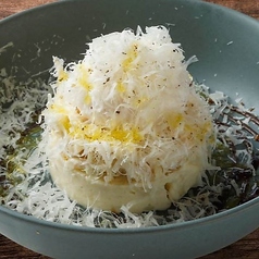 燻製チーズのポテトサラダ　半熟卵とたっぷりチーズかけ