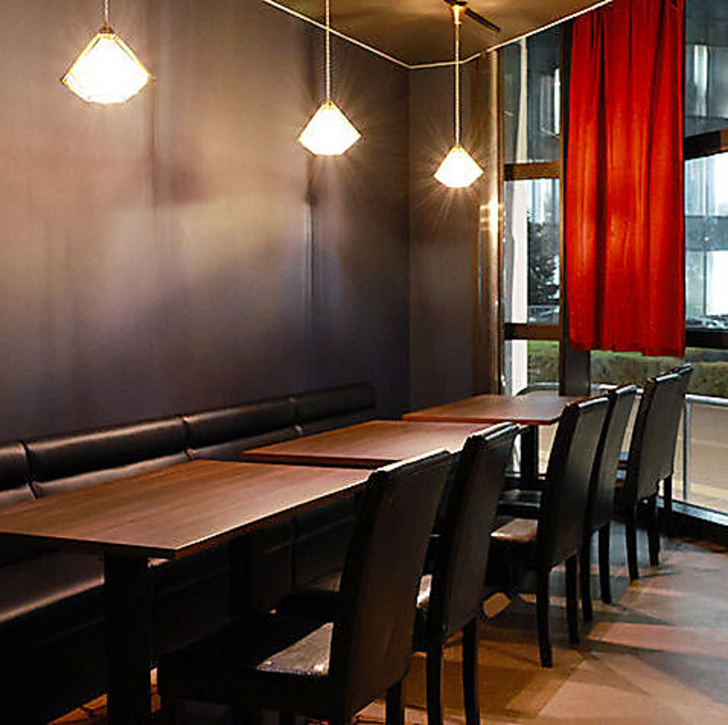 複数人で飲まれる方にテーブル席がおすすめ！2名様以上でのご来店もお座りいただけますので大歓迎◎