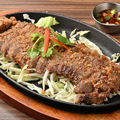 アラカルトメニューも充実。お酒が進む前菜から魚料理や肉料理まで、多彩なラインナップをお楽しみいただけます。豊富な一品料理で、会話もさらに弾みます。