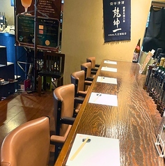 やわらかな照明が映える和の空間に、ゆったり過ごせるカウンター7席をご用意。広々とした店内ながら視界を遮らない配置で、穏やかな時間が流れます。お一人様の軽い一杯や待ち合わせ前のひとときにも最適。初めての方でも過ごしやすい、落ち着いたカウンター体験をどうぞ。さっと食事を済ませたい時にも、とても便利です。